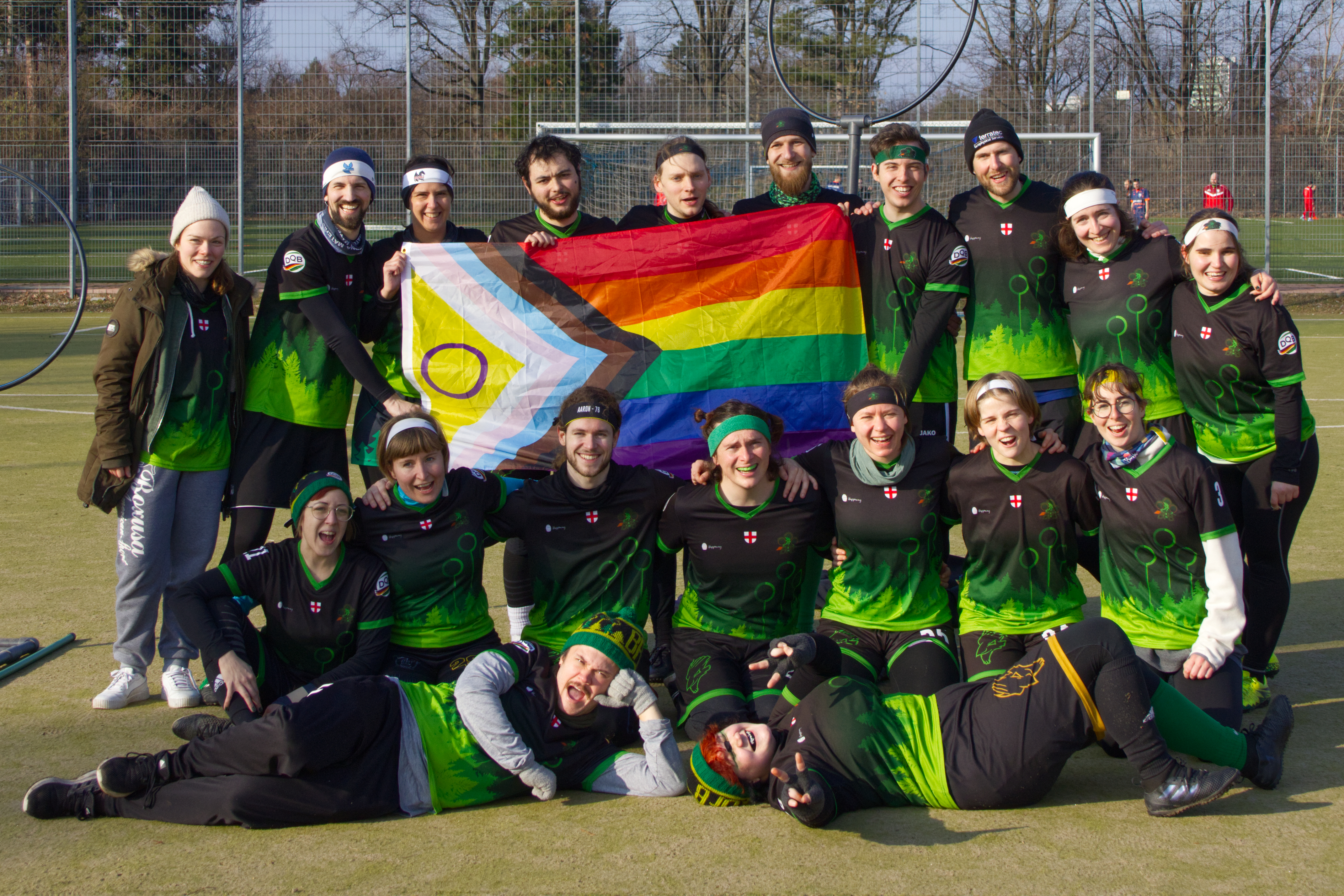 Teamfoto der Black Forest Bowtruckles mit Prideflagge